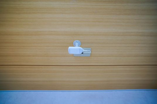洗練された居室のドアノブ