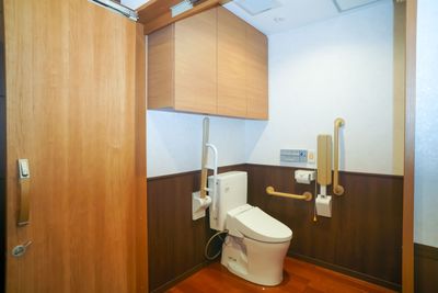 介護施設の清潔なトイレ