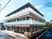 明るい外観の建物