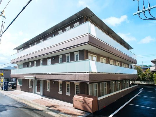 明るい外観の建物