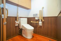 手すり完備のトイレ空間