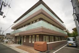 モダンな施設の外観