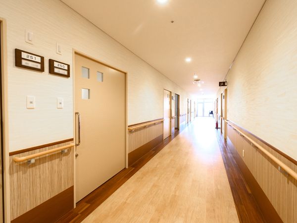 明るい廊下の風景
