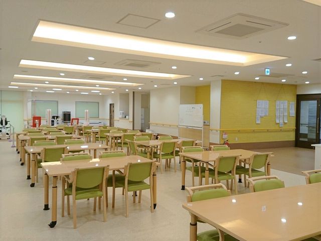 広々とした食堂の様子 共有スペース 明るく開放的な食堂は清潔感があり、十分な食事スペースが確保されています。スタッフが入居者の方々を支援する様子も伺え、温かみのある雰囲気です。