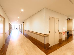 広々とした清潔な廊下