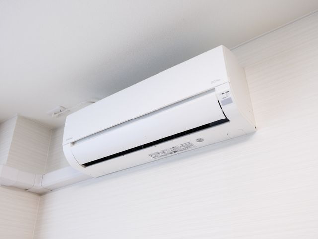 壁に取り付けられたエアコン エアコン 居室を快適な温度に保つエアコンが完備されており、四季を通じて心地よい環境で過ごせます。