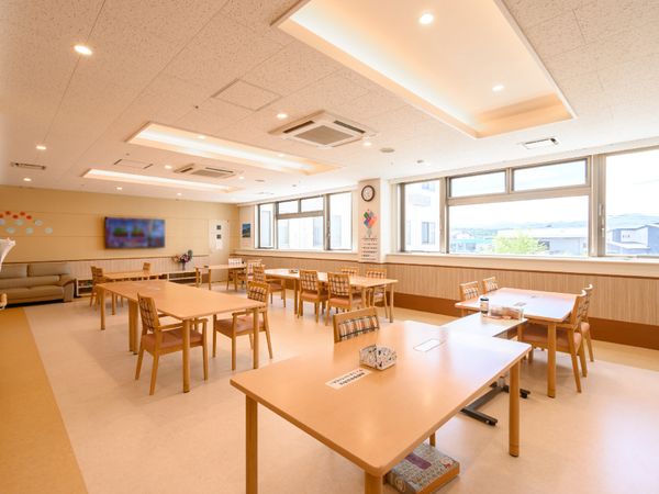 明るい食堂の様子