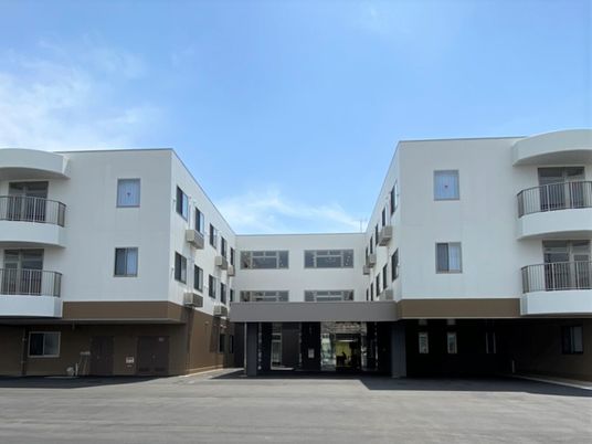 明朗な外観を持つ建物