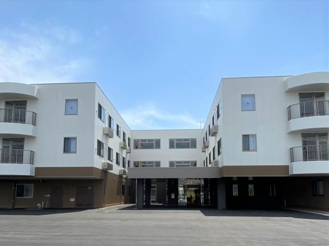 明朗な外観を持つ建物 外観 ゆったりとした空間のあるモダンな建物です。明るいエントランスが気持ちを和ませてくれます。
