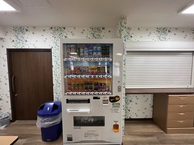 自販機とゴミ箱のある部屋