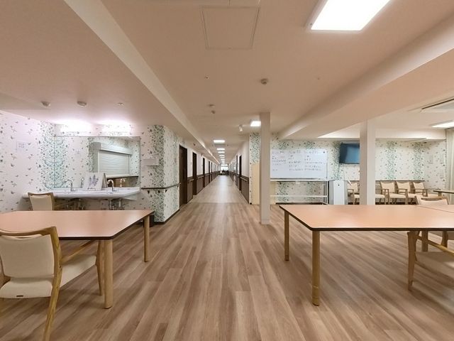 広々とした廊下 廊下 広々とした空間で、快適に移動できます。ナチュラルなデザインが落ち着いた雰囲気を作り出します。