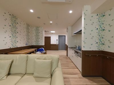 温かな雰囲気のラウンジ
