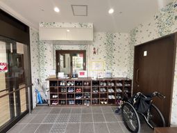 靴箱と車椅子のある玄関