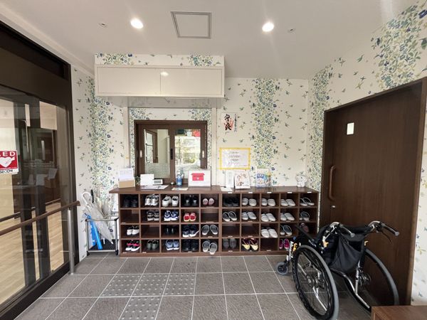 靴箱と車椅子のある玄関