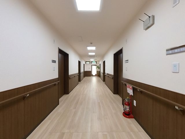 明るい廊下 廊下 広々とした明るい廊下です。手すり付きで安全に配慮されています。
