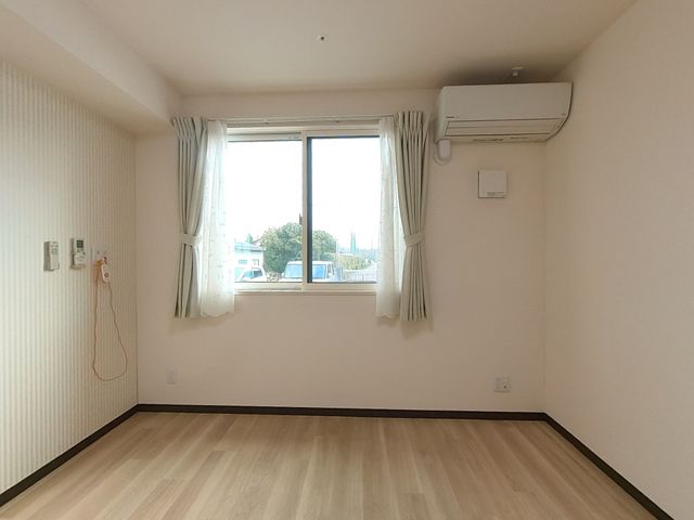 光が差し込む居室 居室 窓から自然光が入る明るい部屋です。快適な環境で仕事ができそうです。