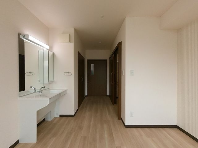 広々とした洗面台のある居室 居室 広々とした空間に、使い勝手の良い洗面台があります。穏やかに過ごせる機能的な部屋です。