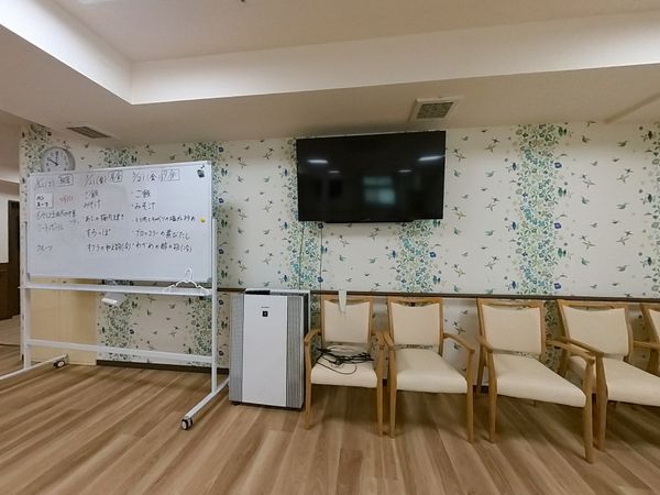 椅子が並ぶ共有スペース
