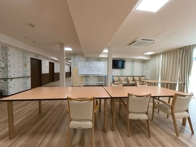 広々とした共有スペース ラウンジ 広々とした共用スペースでは、自然光が差し込む中でリラックスできる環境が整っています。