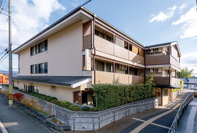 緑に囲まれた建物の外観