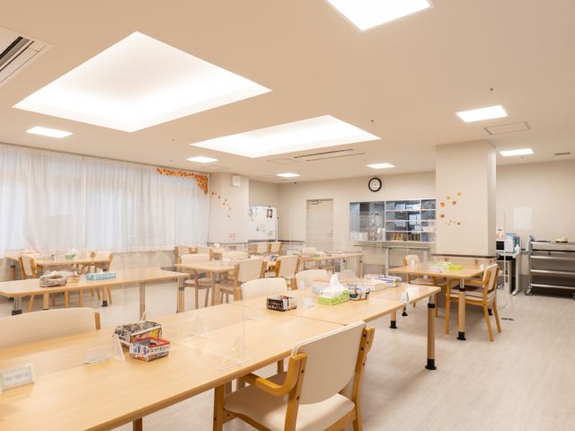 清潔感あふれる明るいダイニング