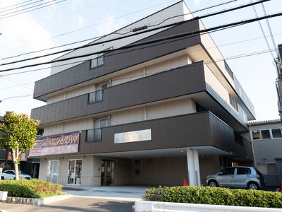 多階層の建物エントランス