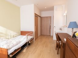 明るい居室の様子
