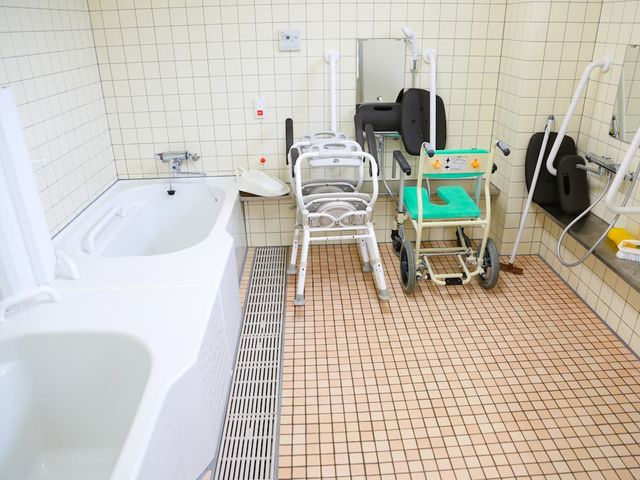 車椅子対応の浴室 浴室   広々とした空間で、車椅子の方も安心して利用できる設備が整っています。清潔で明るいです。