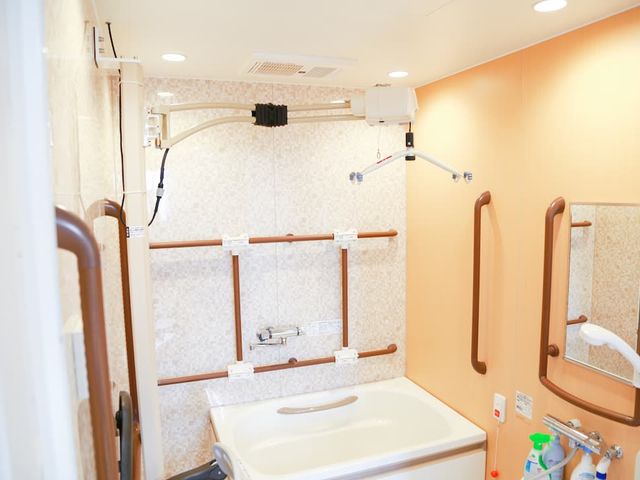 快適で安全な浴室 浴室 快適さと安全性を兼ね備えた浴室です。手すりが多く設置され、介助が必要な方も安心して使用できます。