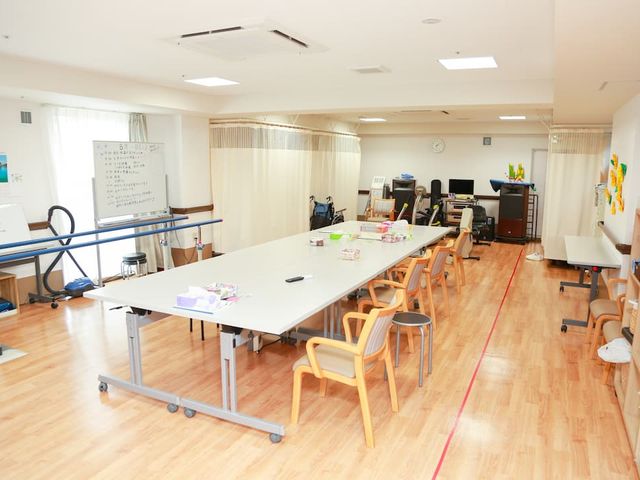 明るい機能訓練室 機能訓練室 広々とした空間で、自然光の中で快適にトレーニングが可能です。充実した設備で安心です。
