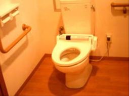 バリアフリー設計のトイレ