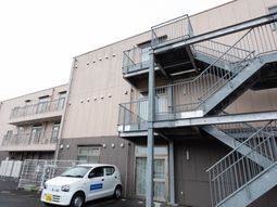 外観の建物と自動車