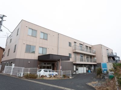 明るい外観の建物