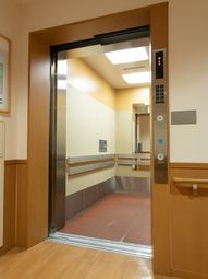 清潔な施設のエレベーター