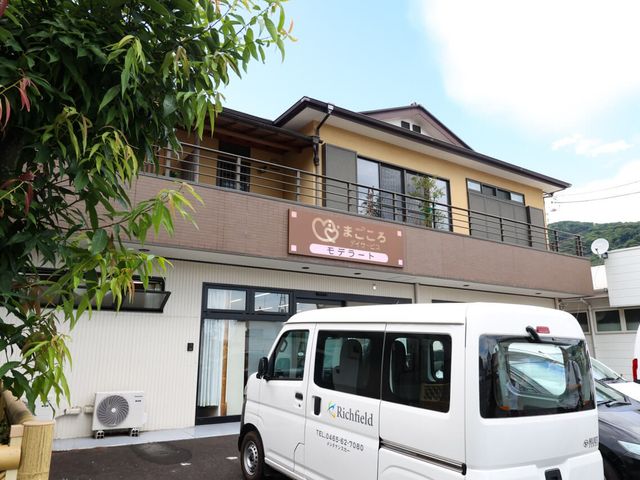 デイサービスの外観 外観   落ち着いた外観の建物で、送迎車も停まっています。仕事の導線や出入り口の様子をイメージしやすいです。