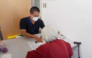 スタッフと利用者の会話場面