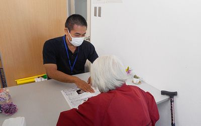 スタッフと利用者の会話場面