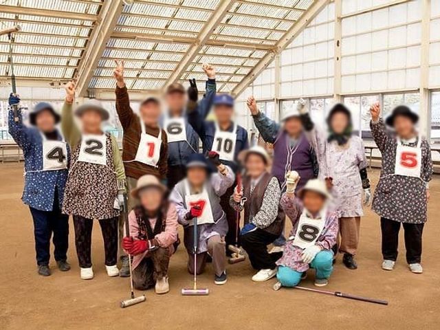 楽しく活動する人々 多目的室 明るい雰囲気の中で、参加者たちがリラックスしながら楽しむ様子が印象的です。