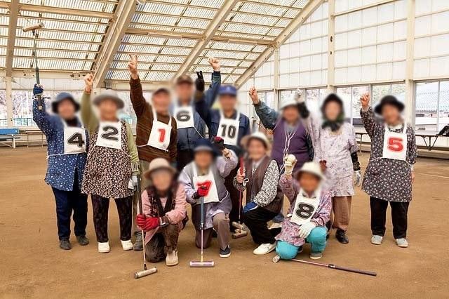 楽しく活動する人々 多目的室 明るい雰囲気の中で、参加者たちがリラックスしながら楽しむ様子が印象的です。