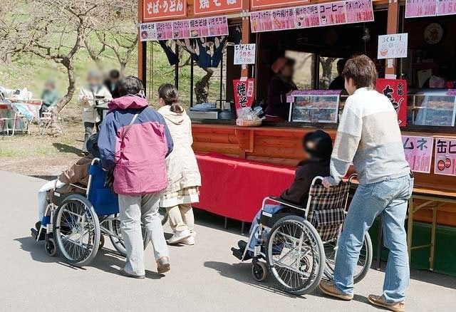 屋台での交流 外観 屋台の前での穏やかなひととき。スタッフと利用者が会話を楽しんでいます。
