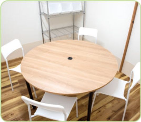 シンプルなテーブルの部屋