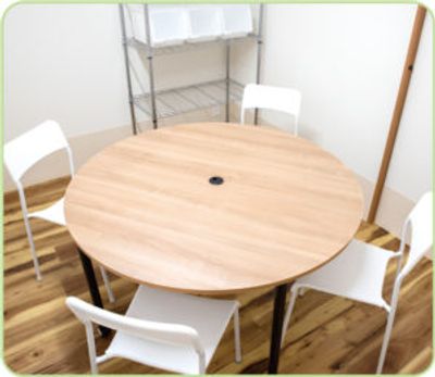 シンプルなテーブルの部屋