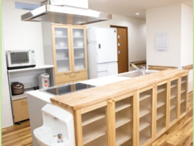 自然光が入るキッチン キッチン 自然光が差し込む明るいキッチンです。広々とした空間で、調理作業がしやすい設計になっています。