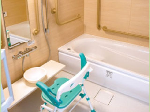 ゆったりとした浴室 浴室 安心してご利用いただけるよう、手すりが設置されています。快適な入浴が可能な空間です。