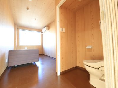 木目調の居室とトイレ
