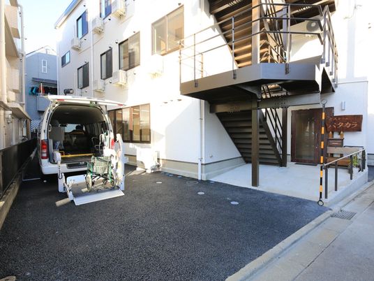車いす用リフト付き車両と階段