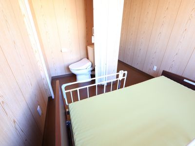 ベッドとトイレのある居室