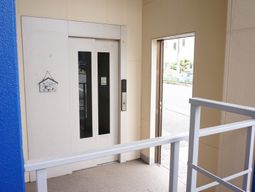 エレベーター前の通路