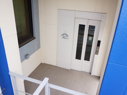 エレベーター前の通路