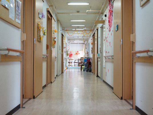 装飾された明るい廊下